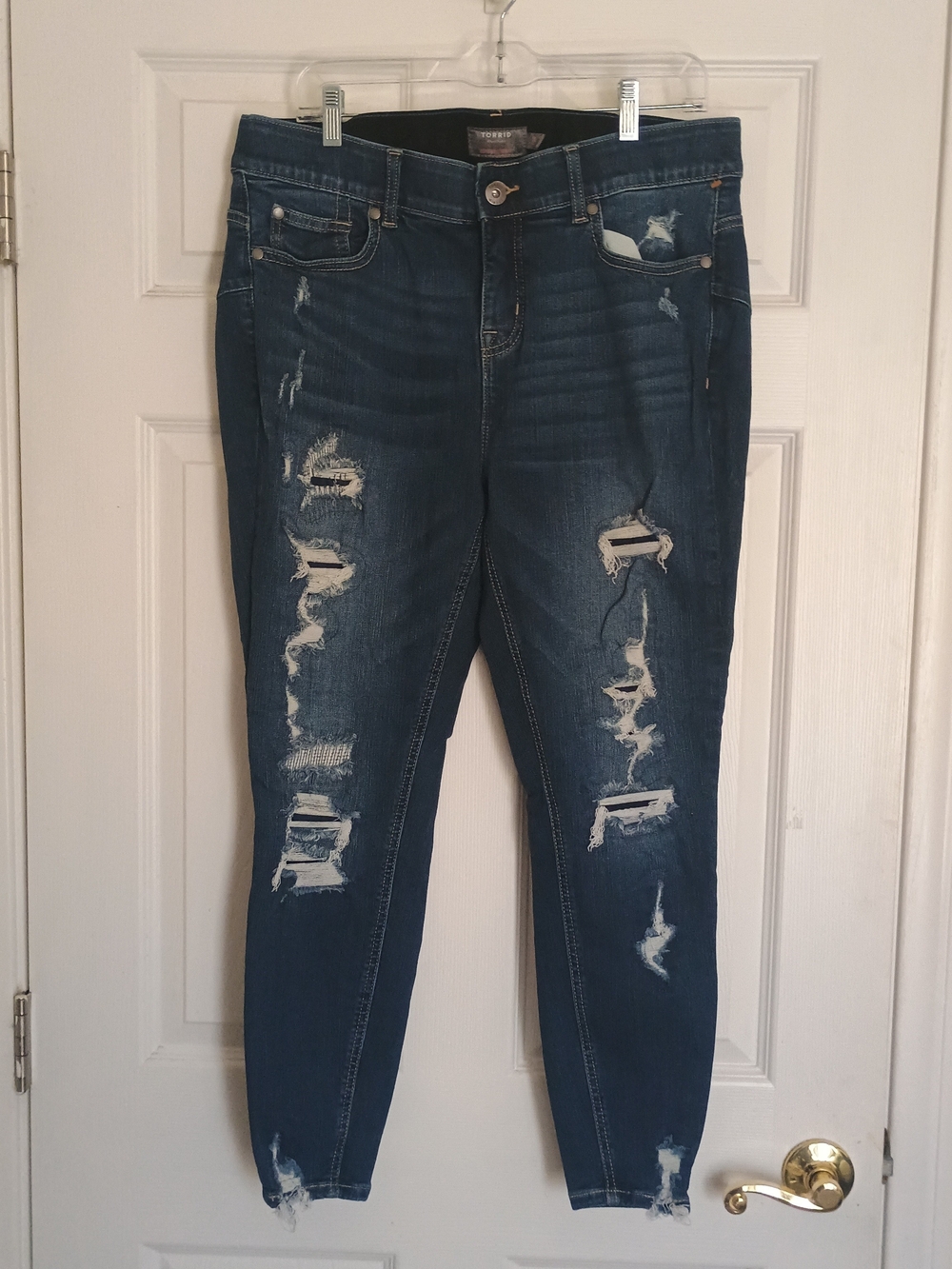 EUC Torrid Bombshell Skinny Distressed Dark Blue Women’s Jeans Size 16R